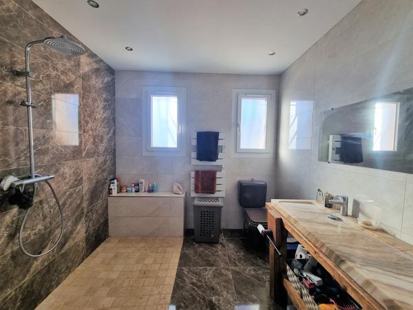 Maison 3 traces traditionnelle de 193 m2 avec appartement indépendant