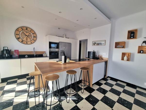 Maison 3 traces traditionnelle de 193 m2 avec appartement indépendant