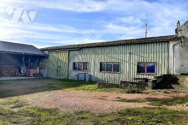 A VENDRE à SAINT-GERMAIN-DES-CHAMPS, à quelques kilomètres d'AVALLON :
Un ensemble immobilier ...