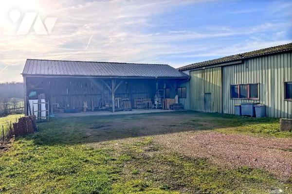 A VENDRE à SAINT-GERMAIN-DES-CHAMPS, à quelques kilomètres d'AVALLON :
Un ensemble immobilier ...