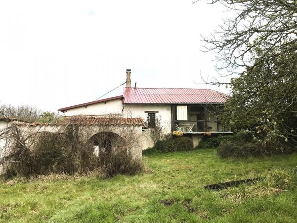Propriété de 2 maisons, au coeur de 40 Ha de forêts et prairies