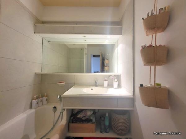 Appartement de 42 m2 rénové, avec jardin, deux climatisations, une chambre, une chambre cabine, une buanderie, un salle d'eau, loggia terrasse, place de parking