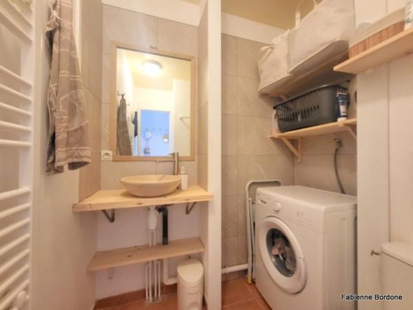 Appartement de 42 m2 rénové, avec jardin, deux climatisations, une chambre, une chambre cabine, une buanderie, un salle d'eau, loggia terrasse, place de parking