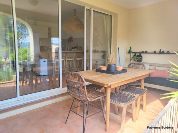 Appartement de 42 m2 rénové, avec jardin, deux climatisations, une chambre, une chambre cabine, une buanderie, un salle d'eau, loggia terrasse, place de parking