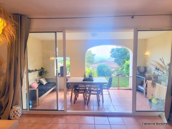 Appartement de 42 m2 rénové, avec jardin, deux climatisations, une chambre, une chambre cabine, une buanderie, un salle d'eau, loggia terrasse, place de parking