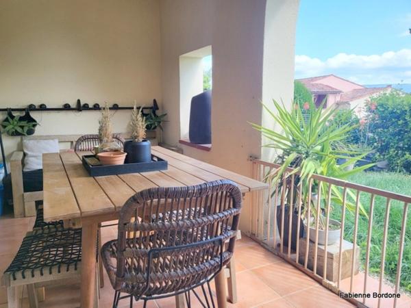 Appartement de 42 m2 rénové, avec jardin, deux climatisations, une chambre, une chambre cabine, une buanderie, un salle d'eau, loggia terrasse, place de parking