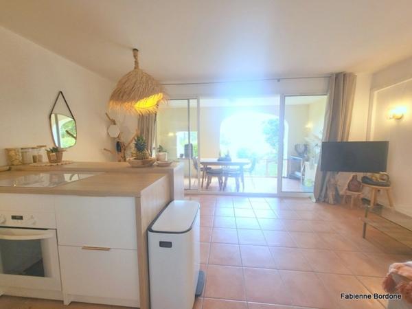 Appartement de 42 m2 rénové, avec jardin, deux climatisations, une chambre, une chambre cabine, une buanderie, un salle d'eau, loggia terrasse, place de parking