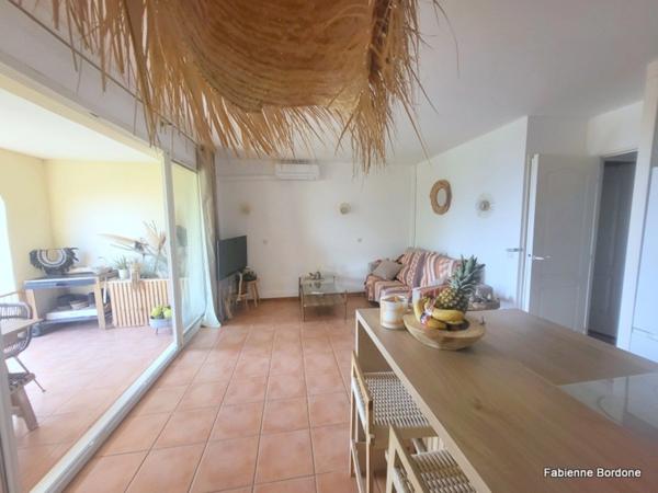 Appartement de 42 m2 rénové, avec jardin, deux climatisations, une chambre, une chambre cabine, une buanderie, un salle d'eau, loggia terrasse, place de parking