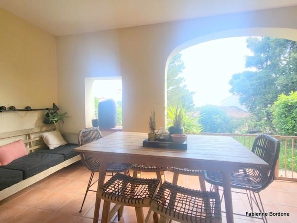 Appartement de 42 m2 rénové, avec jardin, deux climatisations, une chambre, une chambre cabine, une buanderie, un salle d'eau, loggia terrasse, place de parking