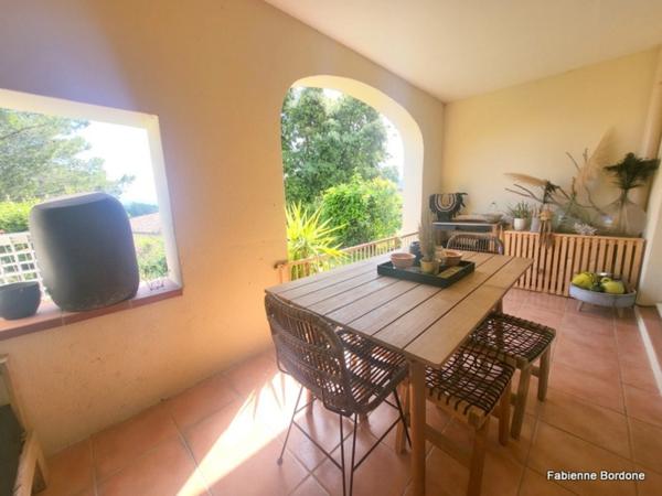 Appartement de 42 m2 rénové, avec jardin, deux climatisations, une chambre, une chambre cabine, une buanderie, un salle d'eau, loggia terrasse, place de parking