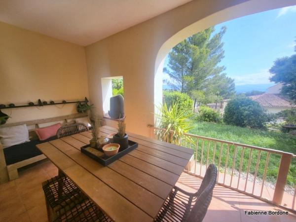 Appartement de 42 m2 rénové, avec jardin, deux climatisations, une chambre, une chambre cabine, une buanderie, un salle d'eau, loggia terrasse, place de parking