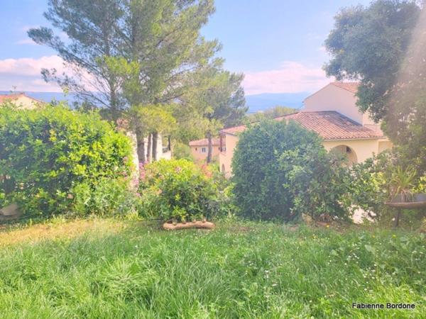 Appartement de 42 m2 rénové, avec jardin, deux climatisations, une chambre, une chambre cabine, une buanderie, un salle d'eau, loggia terrasse, place de parking