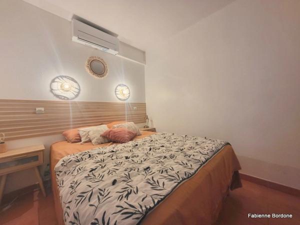 Appartement de 42 m2 rénové, avec jardin, deux climatisations, une chambre, une chambre cabine, une buanderie, un salle d'eau, loggia terrasse, place de parking