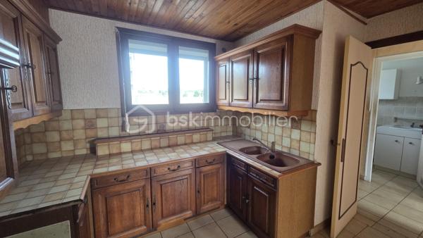 Maison de 69 m²  sur une parcelle de 365 m², avec terrain clôturé, terrasse et garage indépendant.

Située à Givet, cette maison offre une configuration fonctionnelle et un beau potentiel, idéale pour une famille, un premier achat ou un investissement.

Description du bien
Au rez-de-chaussée :
· Une entrée
· Un WC indépendant
· Une petite salle de bain
· Une cuisine
· Un salon / salle à manger donnant accès aux extérieurs

À l'étage : Un couloir dessert 3 chambres, offrant un espace nuit bien distinct.

La maison dispose également d'une belle cave, pratique pour le rangement, le stockage ou l'aménagement selon vos besoins.

Extérieurs
Vous profiterez d'un terrain clôturé de 296 m², agrémenté d'une terrasse, idéal pour profiter des beaux jours, aménager un espace repas ou créer un jardin.

Un garage situé à côté de la maison complète le bien.

Informations complémentaires
· Terrain clôturé
· Garage indépendant
· DPE : E
· Taxe foncière : 916 €

Travaux de rachaichissement à prévoir.

Une maison à découvrir pour apprécier pleinement son agencement, ses extérieurs et son potentiel.

Pour plus d'informations ou organiser une visite, n'hésitez pas à nous contacter.