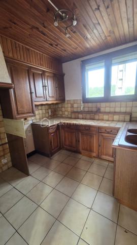 Maison de 69 m²  sur une parcelle de 365 m², avec terrain clôturé, terrasse et garage indépendant.

Située à Givet, cette maison offre une configuration fonctionnelle et un beau potentiel, idéale pour une famille, un premier achat ou un investissement.

Description du bien
Au rez-de-chaussée :
· Une entrée
· Un WC indépendant
· Une petite salle de bain
· Une cuisine
· Un salon / salle à manger donnant accès aux extérieurs

À l'étage : Un couloir dessert 3 chambres, offrant un espace nuit bien distinct.

La maison dispose également d'une belle cave, pratique pour le rangement, le stockage ou l'aménagement selon vos besoins.

Extérieurs
Vous profiterez d'un terrain clôturé de 296 m², agrémenté d'une terrasse, idéal pour profiter des beaux jours, aménager un espace repas ou créer un jardin.

Un garage situé à côté de la maison complète le bien.

Informations complémentaires
· Terrain clôturé
· Garage indépendant
· DPE : E
· Taxe foncière : 916 €

Travaux de rachaichissement à prévoir.

Une maison à découvrir pour apprécier pleinement son agencement, ses extérieurs et son potentiel.

Pour plus d'informations ou organiser une visite, n'hésitez pas à nous contacter.