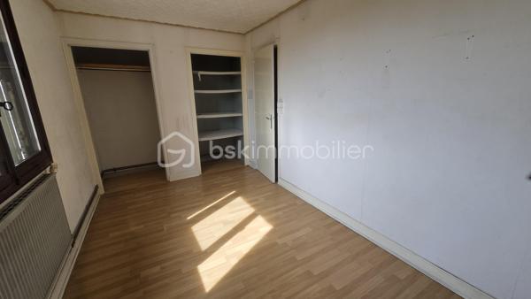 Maison de 69 m²  sur une parcelle de 365 m², avec terrain clôturé, terrasse et garage indépendant.

Située à Givet, cette maison offre une configuration fonctionnelle et un beau potentiel, idéale pour une famille, un premier achat ou un investissement.

Description du bien
Au rez-de-chaussée :
· Une entrée
· Un WC indépendant
· Une petite salle de bain
· Une cuisine
· Un salon / salle à manger donnant accès aux extérieurs

À l'étage : Un couloir dessert 3 chambres, offrant un espace nuit bien distinct.

La maison dispose également d'une belle cave, pratique pour le rangement, le stockage ou l'aménagement selon vos besoins.

Extérieurs
Vous profiterez d'un terrain clôturé de 296 m², agrémenté d'une terrasse, idéal pour profiter des beaux jours, aménager un espace repas ou créer un jardin.

Un garage situé à côté de la maison complète le bien.

Informations complémentaires
· Terrain clôturé
· Garage indépendant
· DPE : E
· Taxe foncière : 916 €

Travaux de rachaichissement à prévoir.

Une maison à découvrir pour apprécier pleinement son agencement, ses extérieurs et son potentiel.

Pour plus d'informations ou organiser une visite, n'hésitez pas à nous contacter.