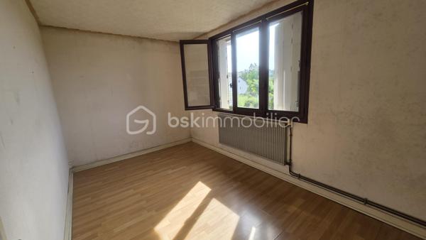 Maison de 69 m²  sur une parcelle de 365 m², avec terrain clôturé, terrasse et garage indépendant.

Située à Givet, cette maison offre une configuration fonctionnelle et un beau potentiel, idéale pour une famille, un premier achat ou un investissement.

Description du bien
Au rez-de-chaussée :
· Une entrée
· Un WC indépendant
· Une petite salle de bain
· Une cuisine
· Un salon / salle à manger donnant accès aux extérieurs

À l'étage : Un couloir dessert 3 chambres, offrant un espace nuit bien distinct.

La maison dispose également d'une belle cave, pratique pour le rangement, le stockage ou l'aménagement selon vos besoins.

Extérieurs
Vous profiterez d'un terrain clôturé de 296 m², agrémenté d'une terrasse, idéal pour profiter des beaux jours, aménager un espace repas ou créer un jardin.

Un garage situé à côté de la maison complète le bien.

Informations complémentaires
· Terrain clôturé
· Garage indépendant
· DPE : E
· Taxe foncière : 916 €

Travaux de rachaichissement à prévoir.

Une maison à découvrir pour apprécier pleinement son agencement, ses extérieurs et son potentiel.

Pour plus d'informations ou organiser une visite, n'hésitez pas à nous contacter.