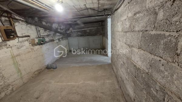 Maison de 69 m²  sur une parcelle de 365 m², avec terrain clôturé, terrasse et garage indépendant.

Située à Givet, cette maison offre une configuration fonctionnelle et un beau potentiel, idéale pour une famille, un premier achat ou un investissement.

Description du bien
Au rez-de-chaussée :
· Une entrée
· Un WC indépendant
· Une petite salle de bain
· Une cuisine
· Un salon / salle à manger donnant accès aux extérieurs

À l'étage : Un couloir dessert 3 chambres, offrant un espace nuit bien distinct.

La maison dispose également d'une belle cave, pratique pour le rangement, le stockage ou l'aménagement selon vos besoins.

Extérieurs
Vous profiterez d'un terrain clôturé de 296 m², agrémenté d'une terrasse, idéal pour profiter des beaux jours, aménager un espace repas ou créer un jardin.

Un garage situé à côté de la maison complète le bien.

Informations complémentaires
· Terrain clôturé
· Garage indépendant
· DPE : E
· Taxe foncière : 916 €

Travaux de rachaichissement à prévoir.

Une maison à découvrir pour apprécier pleinement son agencement, ses extérieurs et son potentiel.

Pour plus d'informations ou organiser une visite, n'hésitez pas à nous contacter.