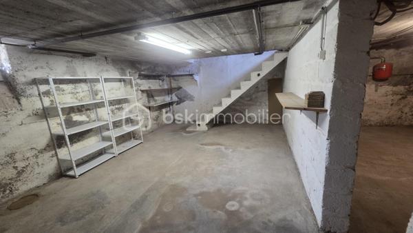 Maison de 69 m²  sur une parcelle de 365 m², avec terrain clôturé, terrasse et garage indépendant.

Située à Givet, cette maison offre une configuration fonctionnelle et un beau potentiel, idéale pour une famille, un premier achat ou un investissement.

Description du bien
Au rez-de-chaussée :
· Une entrée
· Un WC indépendant
· Une petite salle de bain
· Une cuisine
· Un salon / salle à manger donnant accès aux extérieurs

À l'étage : Un couloir dessert 3 chambres, offrant un espace nuit bien distinct.

La maison dispose également d'une belle cave, pratique pour le rangement, le stockage ou l'aménagement selon vos besoins.

Extérieurs
Vous profiterez d'un terrain clôturé de 296 m², agrémenté d'une terrasse, idéal pour profiter des beaux jours, aménager un espace repas ou créer un jardin.

Un garage situé à côté de la maison complète le bien.

Informations complémentaires
· Terrain clôturé
· Garage indépendant
· DPE : E
· Taxe foncière : 916 €

Travaux de rachaichissement à prévoir.

Une maison à découvrir pour apprécier pleinement son agencement, ses extérieurs et son potentiel.

Pour plus d'informations ou organiser une visite, n'hésitez pas à nous contacter.