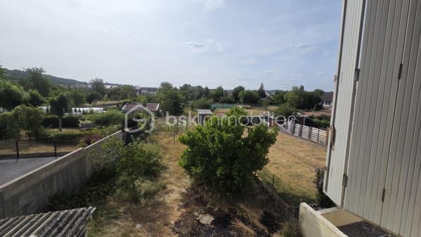 Maison de 69 m²  sur une parcelle de 365 m², avec terrain clôturé, terrasse et garage indépendant.

Située à Givet, cette maison offre une configuration fonctionnelle et un beau potentiel, idéale pour une famille, un premier achat ou un investissement.

Description du bien
Au rez-de-chaussée :
· Une entrée
· Un WC indépendant
· Une petite salle de bain
· Une cuisine
· Un salon / salle à manger donnant accès aux extérieurs

À l'étage : Un couloir dessert 3 chambres, offrant un espace nuit bien distinct.

La maison dispose également d'une belle cave, pratique pour le rangement, le stockage ou l'aménagement selon vos besoins.

Extérieurs
Vous profiterez d'un terrain clôturé de 296 m², agrémenté d'une terrasse, idéal pour profiter des beaux jours, aménager un espace repas ou créer un jardin.

Un garage situé à côté de la maison complète le bien.

Informations complémentaires
· Terrain clôturé
· Garage indépendant
· DPE : E
· Taxe foncière : 916 €

Travaux de rachaichissement à prévoir.

Une maison à découvrir pour apprécier pleinement son agencement, ses extérieurs et son potentiel.

Pour plus d'informations ou organiser une visite, n'hésitez pas à nous contacter.