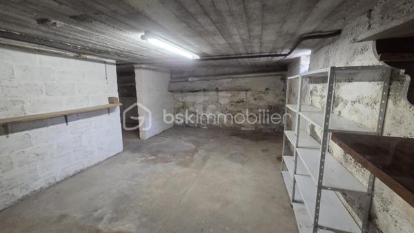 Maison de 69 m²  sur une parcelle de 365 m², avec terrain clôturé, terrasse et garage indépendant.

Située à Givet, cette maison offre une configuration fonctionnelle et un beau potentiel, idéale pour une famille, un premier achat ou un investissement.

Description du bien
Au rez-de-chaussée :
· Une entrée
· Un WC indépendant
· Une petite salle de bain
· Une cuisine
· Un salon / salle à manger donnant accès aux extérieurs

À l'étage : Un couloir dessert 3 chambres, offrant un espace nuit bien distinct.

La maison dispose également d'une belle cave, pratique pour le rangement, le stockage ou l'aménagement selon vos besoins.

Extérieurs
Vous profiterez d'un terrain clôturé de 296 m², agrémenté d'une terrasse, idéal pour profiter des beaux jours, aménager un espace repas ou créer un jardin.

Un garage situé à côté de la maison complète le bien.

Informations complémentaires
· Terrain clôturé
· Garage indépendant
· DPE : E
· Taxe foncière : 916 €

Travaux de rachaichissement à prévoir.

Une maison à découvrir pour apprécier pleinement son agencement, ses extérieurs et son potentiel.

Pour plus d'informations ou organiser une visite, n'hésitez pas à nous contacter.