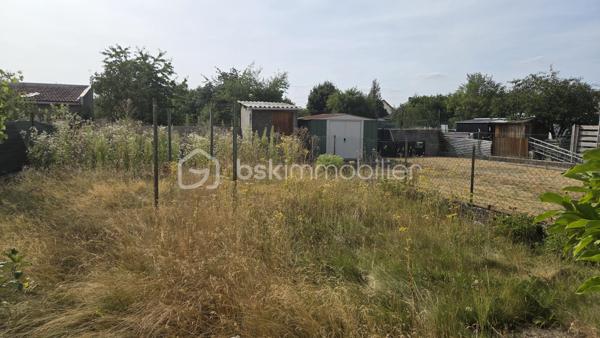 Maison de 69 m²  sur une parcelle de 365 m², avec terrain clôturé, terrasse et garage indépendant.

Située à Givet, cette maison offre une configuration fonctionnelle et un beau potentiel, idéale pour une famille, un premier achat ou un investissement.

Description du bien
Au rez-de-chaussée :
· Une entrée
· Un WC indépendant
· Une petite salle de bain
· Une cuisine
· Un salon / salle à manger donnant accès aux extérieurs

À l'étage : Un couloir dessert 3 chambres, offrant un espace nuit bien distinct.

La maison dispose également d'une belle cave, pratique pour le rangement, le stockage ou l'aménagement selon vos besoins.

Extérieurs
Vous profiterez d'un terrain clôturé de 296 m², agrémenté d'une terrasse, idéal pour profiter des beaux jours, aménager un espace repas ou créer un jardin.

Un garage situé à côté de la maison complète le bien.

Informations complémentaires
· Terrain clôturé
· Garage indépendant
· DPE : E
· Taxe foncière : 916 €

Travaux de rachaichissement à prévoir.

Une maison à découvrir pour apprécier pleinement son agencement, ses extérieurs et son potentiel.

Pour plus d'informations ou organiser une visite, n'hésitez pas à nous contacter.