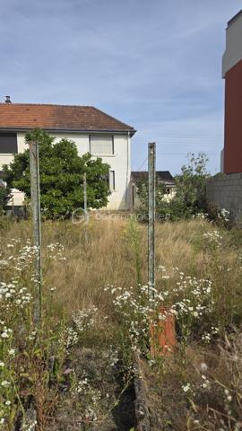 Maison de 69 m²  sur une parcelle de 365 m², avec terrain clôturé, terrasse et garage indépendant.

Située à Givet, cette maison offre une configuration fonctionnelle et un beau potentiel, idéale pour une famille, un premier achat ou un investissement.

Description du bien
Au rez-de-chaussée :
· Une entrée
· Un WC indépendant
· Une petite salle de bain
· Une cuisine
· Un salon / salle à manger donnant accès aux extérieurs

À l'étage : Un couloir dessert 3 chambres, offrant un espace nuit bien distinct.

La maison dispose également d'une belle cave, pratique pour le rangement, le stockage ou l'aménagement selon vos besoins.

Extérieurs
Vous profiterez d'un terrain clôturé de 296 m², agrémenté d'une terrasse, idéal pour profiter des beaux jours, aménager un espace repas ou créer un jardin.

Un garage situé à côté de la maison complète le bien.

Informations complémentaires
· Terrain clôturé
· Garage indépendant
· DPE : E
· Taxe foncière : 916 €

Travaux de rachaichissement à prévoir.

Une maison à découvrir pour apprécier pleinement son agencement, ses extérieurs et son potentiel.

Pour plus d'informations ou organiser une visite, n'hésitez pas à nous contacter.