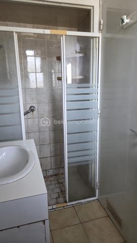 Maison de 69 m²  sur une parcelle de 365 m², avec terrain clôturé, terrasse et garage indépendant.

Située à Givet, cette maison offre une configuration fonctionnelle et un beau potentiel, idéale pour une famille, un premier achat ou un investissement.

Description du bien
Au rez-de-chaussée :
· Une entrée
· Un WC indépendant
· Une petite salle de bain
· Une cuisine
· Un salon / salle à manger donnant accès aux extérieurs

À l'étage : Un couloir dessert 3 chambres, offrant un espace nuit bien distinct.

La maison dispose également d'une belle cave, pratique pour le rangement, le stockage ou l'aménagement selon vos besoins.

Extérieurs
Vous profiterez d'un terrain clôturé de 296 m², agrémenté d'une terrasse, idéal pour profiter des beaux jours, aménager un espace repas ou créer un jardin.

Un garage situé à côté de la maison complète le bien.

Informations complémentaires
· Terrain clôturé
· Garage indépendant
· DPE : E
· Taxe foncière : 916 €

Travaux de rachaichissement à prévoir.

Une maison à découvrir pour apprécier pleinement son agencement, ses extérieurs et son potentiel.

Pour plus d'informations ou organiser une visite, n'hésitez pas à nous contacter.