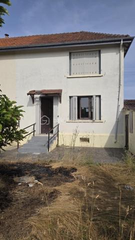 Maison de 69 m²  sur une parcelle de 365 m², avec terrain clôturé, terrasse et garage indépendant.

Située à Givet, cette maison offre une configuration fonctionnelle et un beau potentiel, idéale pour une famille, un premier achat ou un investissement.

Description du bien
Au rez-de-chaussée :
· Une entrée
· Un WC indépendant
· Une petite salle de bain
· Une cuisine
· Un salon / salle à manger donnant accès aux extérieurs

À l'étage : Un couloir dessert 3 chambres, offrant un espace nuit bien distinct.

La maison dispose également d'une belle cave, pratique pour le rangement, le stockage ou l'aménagement selon vos besoins.

Extérieurs
Vous profiterez d'un terrain clôturé de 296 m², agrémenté d'une terrasse, idéal pour profiter des beaux jours, aménager un espace repas ou créer un jardin.

Un garage situé à côté de la maison complète le bien.

Informations complémentaires
· Terrain clôturé
· Garage indépendant
· DPE : E
· Taxe foncière : 916 €

Travaux de rachaichissement à prévoir.

Une maison à découvrir pour apprécier pleinement son agencement, ses extérieurs et son potentiel.

Pour plus d'informations ou organiser une visite, n'hésitez pas à nous contacter.