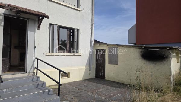Maison de 69 m²  sur une parcelle de 365 m², avec terrain clôturé, terrasse et garage indépendant.

Située à Givet, cette maison offre une configuration fonctionnelle et un beau potentiel, idéale pour une famille, un premier achat ou un investissement.

Description du bien
Au rez-de-chaussée :
· Une entrée
· Un WC indépendant
· Une petite salle de bain
· Une cuisine
· Un salon / salle à manger donnant accès aux extérieurs

À l'étage : Un couloir dessert 3 chambres, offrant un espace nuit bien distinct.

La maison dispose également d'une belle cave, pratique pour le rangement, le stockage ou l'aménagement selon vos besoins.

Extérieurs
Vous profiterez d'un terrain clôturé de 296 m², agrémenté d'une terrasse, idéal pour profiter des beaux jours, aménager un espace repas ou créer un jardin.

Un garage situé à côté de la maison complète le bien.

Informations complémentaires
· Terrain clôturé
· Garage indépendant
· DPE : E
· Taxe foncière : 916 €

Travaux de rachaichissement à prévoir.

Une maison à découvrir pour apprécier pleinement son agencement, ses extérieurs et son potentiel.

Pour plus d'informations ou organiser une visite, n'hésitez pas à nous contacter.