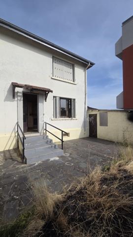 Maison de 69 m²  sur une parcelle de 365 m², avec terrain clôturé, terrasse et garage indépendant.

Située à Givet, cette maison offre une configuration fonctionnelle et un beau potentiel, idéale pour une famille, un premier achat ou un investissement.

Description du bien
Au rez-de-chaussée :
· Une entrée
· Un WC indépendant
· Une petite salle de bain
· Une cuisine
· Un salon / salle à manger donnant accès aux extérieurs

À l'étage : Un couloir dessert 3 chambres, offrant un espace nuit bien distinct.

La maison dispose également d'une belle cave, pratique pour le rangement, le stockage ou l'aménagement selon vos besoins.

Extérieurs
Vous profiterez d'un terrain clôturé de 296 m², agrémenté d'une terrasse, idéal pour profiter des beaux jours, aménager un espace repas ou créer un jardin.

Un garage situé à côté de la maison complète le bien.

Informations complémentaires
· Terrain clôturé
· Garage indépendant
· DPE : E
· Taxe foncière : 916 €

Travaux de rachaichissement à prévoir.

Une maison à découvrir pour apprécier pleinement son agencement, ses extérieurs et son potentiel.

Pour plus d'informations ou organiser une visite, n'hésitez pas à nous contacter.