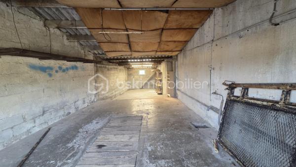 Maison de 69 m²  sur une parcelle de 365 m², avec terrain clôturé, terrasse et garage indépendant.

Située à Givet, cette maison offre une configuration fonctionnelle et un beau potentiel, idéale pour une famille, un premier achat ou un investissement.

Description du bien
Au rez-de-chaussée :
· Une entrée
· Un WC indépendant
· Une petite salle de bain
· Une cuisine
· Un salon / salle à manger donnant accès aux extérieurs

À l'étage : Un couloir dessert 3 chambres, offrant un espace nuit bien distinct.

La maison dispose également d'une belle cave, pratique pour le rangement, le stockage ou l'aménagement selon vos besoins.

Extérieurs
Vous profiterez d'un terrain clôturé de 296 m², agrémenté d'une terrasse, idéal pour profiter des beaux jours, aménager un espace repas ou créer un jardin.

Un garage situé à côté de la maison complète le bien.

Informations complémentaires
· Terrain clôturé
· Garage indépendant
· DPE : E
· Taxe foncière : 916 €

Travaux de rachaichissement à prévoir.

Une maison à découvrir pour apprécier pleinement son agencement, ses extérieurs et son potentiel.

Pour plus d'informations ou organiser une visite, n'hésitez pas à nous contacter.