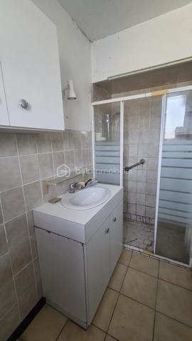 Maison de 69 m²  sur une parcelle de 365 m², avec terrain clôturé, terrasse et garage indépendant.

Située à Givet, cette maison offre une configuration fonctionnelle et un beau potentiel, idéale pour une famille, un premier achat ou un investissement.

Description du bien
Au rez-de-chaussée :
· Une entrée
· Un WC indépendant
· Une petite salle de bain
· Une cuisine
· Un salon / salle à manger donnant accès aux extérieurs

À l'étage : Un couloir dessert 3 chambres, offrant un espace nuit bien distinct.

La maison dispose également d'une belle cave, pratique pour le rangement, le stockage ou l'aménagement selon vos besoins.

Extérieurs
Vous profiterez d'un terrain clôturé de 296 m², agrémenté d'une terrasse, idéal pour profiter des beaux jours, aménager un espace repas ou créer un jardin.

Un garage situé à côté de la maison complète le bien.

Informations complémentaires
· Terrain clôturé
· Garage indépendant
· DPE : E
· Taxe foncière : 916 €

Travaux de rachaichissement à prévoir.

Une maison à découvrir pour apprécier pleinement son agencement, ses extérieurs et son potentiel.

Pour plus d'informations ou organiser une visite, n'hésitez pas à nous contacter.