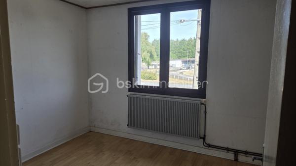 Maison de 69 m²  sur une parcelle de 365 m², avec terrain clôturé, terrasse et garage indépendant.

Située à Givet, cette maison offre une configuration fonctionnelle et un beau potentiel, idéale pour une famille, un premier achat ou un investissement.

Description du bien
Au rez-de-chaussée :
· Une entrée
· Un WC indépendant
· Une petite salle de bain
· Une cuisine
· Un salon / salle à manger donnant accès aux extérieurs

À l'étage : Un couloir dessert 3 chambres, offrant un espace nuit bien distinct.

La maison dispose également d'une belle cave, pratique pour le rangement, le stockage ou l'aménagement selon vos besoins.

Extérieurs
Vous profiterez d'un terrain clôturé de 296 m², agrémenté d'une terrasse, idéal pour profiter des beaux jours, aménager un espace repas ou créer un jardin.

Un garage situé à côté de la maison complète le bien.

Informations complémentaires
· Terrain clôturé
· Garage indépendant
· DPE : E
· Taxe foncière : 916 €

Travaux de rachaichissement à prévoir.

Une maison à découvrir pour apprécier pleinement son agencement, ses extérieurs et son potentiel.

Pour plus d'informations ou organiser une visite, n'hésitez pas à nous contacter.