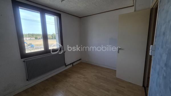Maison de 69 m²  sur une parcelle de 365 m², avec terrain clôturé, terrasse et garage indépendant.

Située à Givet, cette maison offre une configuration fonctionnelle et un beau potentiel, idéale pour une famille, un premier achat ou un investissement.

Description du bien
Au rez-de-chaussée :
· Une entrée
· Un WC indépendant
· Une petite salle de bain
· Une cuisine
· Un salon / salle à manger donnant accès aux extérieurs

À l'étage : Un couloir dessert 3 chambres, offrant un espace nuit bien distinct.

La maison dispose également d'une belle cave, pratique pour le rangement, le stockage ou l'aménagement selon vos besoins.

Extérieurs
Vous profiterez d'un terrain clôturé de 296 m², agrémenté d'une terrasse, idéal pour profiter des beaux jours, aménager un espace repas ou créer un jardin.

Un garage situé à côté de la maison complète le bien.

Informations complémentaires
· Terrain clôturé
· Garage indépendant
· DPE : E
· Taxe foncière : 916 €

Travaux de rachaichissement à prévoir.

Une maison à découvrir pour apprécier pleinement son agencement, ses extérieurs et son potentiel.

Pour plus d'informations ou organiser une visite, n'hésitez pas à nous contacter.