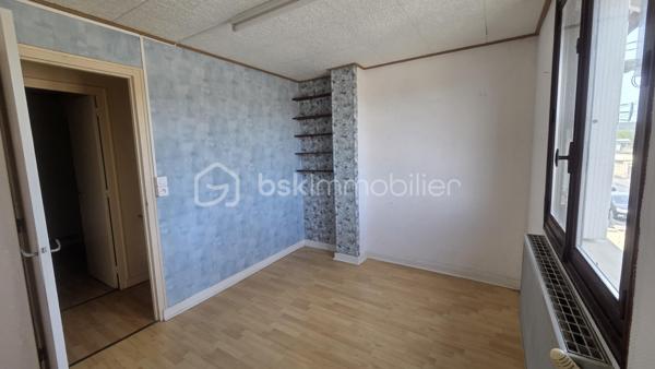 Maison de 69 m²  sur une parcelle de 365 m², avec terrain clôturé, terrasse et garage indépendant.

Située à Givet, cette maison offre une configuration fonctionnelle et un beau potentiel, idéale pour une famille, un premier achat ou un investissement.

Description du bien
Au rez-de-chaussée :
· Une entrée
· Un WC indépendant
· Une petite salle de bain
· Une cuisine
· Un salon / salle à manger donnant accès aux extérieurs

À l'étage : Un couloir dessert 3 chambres, offrant un espace nuit bien distinct.

La maison dispose également d'une belle cave, pratique pour le rangement, le stockage ou l'aménagement selon vos besoins.

Extérieurs
Vous profiterez d'un terrain clôturé de 296 m², agrémenté d'une terrasse, idéal pour profiter des beaux jours, aménager un espace repas ou créer un jardin.

Un garage situé à côté de la maison complète le bien.

Informations complémentaires
· Terrain clôturé
· Garage indépendant
· DPE : E
· Taxe foncière : 916 €

Travaux de rachaichissement à prévoir.

Une maison à découvrir pour apprécier pleinement son agencement, ses extérieurs et son potentiel.

Pour plus d'informations ou organiser une visite, n'hésitez pas à nous contacter.