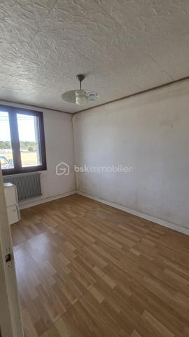 Maison de 69 m²  sur une parcelle de 365 m², avec terrain clôturé, terrasse et garage indépendant.

Située à Givet, cette maison offre une configuration fonctionnelle et un beau potentiel, idéale pour une famille, un premier achat ou un investissement.

Description du bien
Au rez-de-chaussée :
· Une entrée
· Un WC indépendant
· Une petite salle de bain
· Une cuisine
· Un salon / salle à manger donnant accès aux extérieurs

À l'étage : Un couloir dessert 3 chambres, offrant un espace nuit bien distinct.

La maison dispose également d'une belle cave, pratique pour le rangement, le stockage ou l'aménagement selon vos besoins.

Extérieurs
Vous profiterez d'un terrain clôturé de 296 m², agrémenté d'une terrasse, idéal pour profiter des beaux jours, aménager un espace repas ou créer un jardin.

Un garage situé à côté de la maison complète le bien.

Informations complémentaires
· Terrain clôturé
· Garage indépendant
· DPE : E
· Taxe foncière : 916 €

Travaux de rachaichissement à prévoir.

Une maison à découvrir pour apprécier pleinement son agencement, ses extérieurs et son potentiel.

Pour plus d'informations ou organiser une visite, n'hésitez pas à nous contacter.