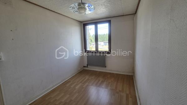 Maison de 69 m²  sur une parcelle de 365 m², avec terrain clôturé, terrasse et garage indépendant.

Située à Givet, cette maison offre une configuration fonctionnelle et un beau potentiel, idéale pour une famille, un premier achat ou un investissement.

Description du bien
Au rez-de-chaussée :
· Une entrée
· Un WC indépendant
· Une petite salle de bain
· Une cuisine
· Un salon / salle à manger donnant accès aux extérieurs

À l'étage : Un couloir dessert 3 chambres, offrant un espace nuit bien distinct.

La maison dispose également d'une belle cave, pratique pour le rangement, le stockage ou l'aménagement selon vos besoins.

Extérieurs
Vous profiterez d'un terrain clôturé de 296 m², agrémenté d'une terrasse, idéal pour profiter des beaux jours, aménager un espace repas ou créer un jardin.

Un garage situé à côté de la maison complète le bien.

Informations complémentaires
· Terrain clôturé
· Garage indépendant
· DPE : E
· Taxe foncière : 916 €

Travaux de rachaichissement à prévoir.

Une maison à découvrir pour apprécier pleinement son agencement, ses extérieurs et son potentiel.

Pour plus d'informations ou organiser une visite, n'hésitez pas à nous contacter.