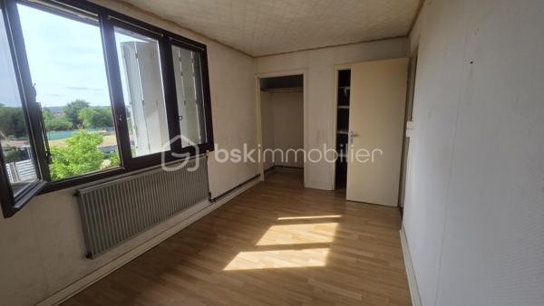Maison de 69 m²  sur une parcelle de 365 m², avec terrain clôturé, terrasse et garage indépendant.

Située à Givet, cette maison offre une configuration fonctionnelle et un beau potentiel, idéale pour une famille, un premier achat ou un investissement.

Description du bien
Au rez-de-chaussée :
· Une entrée
· Un WC indépendant
· Une petite salle de bain
· Une cuisine
· Un salon / salle à manger donnant accès aux extérieurs

À l'étage : Un couloir dessert 3 chambres, offrant un espace nuit bien distinct.

La maison dispose également d'une belle cave, pratique pour le rangement, le stockage ou l'aménagement selon vos besoins.

Extérieurs
Vous profiterez d'un terrain clôturé de 296 m², agrémenté d'une terrasse, idéal pour profiter des beaux jours, aménager un espace repas ou créer un jardin.

Un garage situé à côté de la maison complète le bien.

Informations complémentaires
· Terrain clôturé
· Garage indépendant
· DPE : E
· Taxe foncière : 916 €

Travaux de rachaichissement à prévoir.

Une maison à découvrir pour apprécier pleinement son agencement, ses extérieurs et son potentiel.

Pour plus d'informations ou organiser une visite, n'hésitez pas à nous contacter.