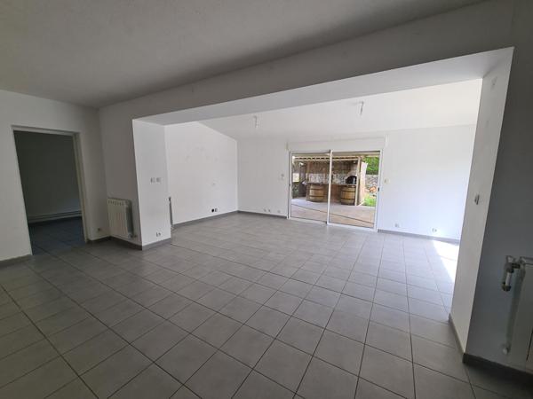 Jolie villa rénovée de 130m² sur une parcelle de 841m² avec piscine, garage..