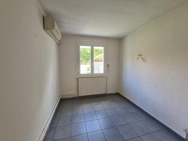 Jolie villa rénovée de 130m² sur une parcelle de 841m² avec piscine, garage..