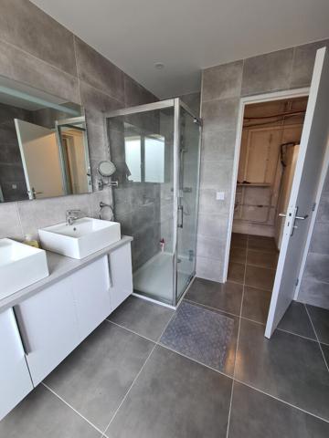 Jolie villa rénovée de 130m² sur une parcelle de 841m² avec piscine, garage..