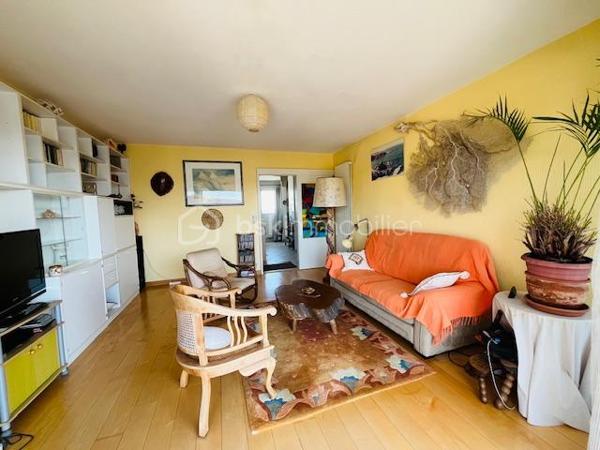 Vannes Centre – T3 de 73 m² au dernier étage avec balcon, parking, cave et garage

Idéalement situé au cœur de Vannes, découvrez ce bel appartement traversant de 73 m², situé au dernier étage d’une résidence sécurisée.

L’appartement offre une belle luminosité grâce à sa double exposition et comprend un agréable séjour ouvrant sur un balcon exposé ouest, deux chambres, une cuisine, une salle de bains ainsi que des WC indépendants.

Vous apprécierez ses nombreux atouts : résidence sécurisée, appartement traversant, dernier étage, balcon orienté ouest, place de parking privative, cave et box fermé.

Un bien complet, alliant confort, luminosité et emplacement privilégié, à proximité immédiate des commerces, des transports et de toutes les commodités du centre-ville.