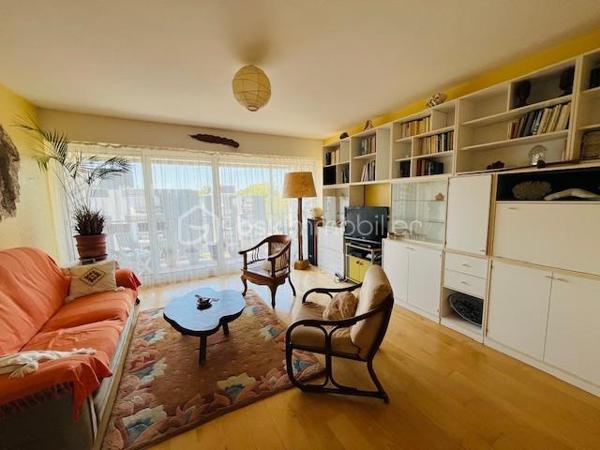 Vannes Centre – T3 de 73 m² au dernier étage avec balcon, parking, cave et garage

Idéalement situé au cœur de Vannes, découvrez ce bel appartement traversant de 73 m², situé au dernier étage d’une résidence sécurisée.

L’appartement offre une belle luminosité grâce à sa double exposition et comprend un agréable séjour ouvrant sur un balcon exposé ouest, deux chambres, une cuisine, une salle de bains ainsi que des WC indépendants.

Vous apprécierez ses nombreux atouts : résidence sécurisée, appartement traversant, dernier étage, balcon orienté ouest, place de parking privative, cave et box fermé.

Un bien complet, alliant confort, luminosité et emplacement privilégié, à proximité immédiate des commerces, des transports et de toutes les commodités du centre-ville.