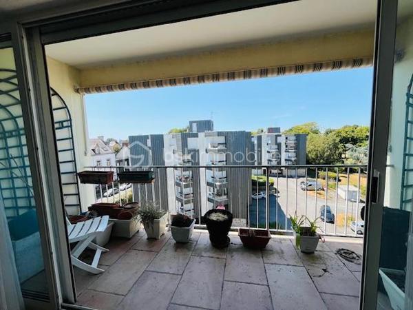 Vannes Centre – T3 de 73 m² au dernier étage avec balcon, parking, cave et garage

Idéalement situé au cœur de Vannes, découvrez ce bel appartement traversant de 73 m², situé au dernier étage d’une résidence sécurisée.

L’appartement offre une belle luminosité grâce à sa double exposition et comprend un agréable séjour ouvrant sur un balcon exposé ouest, deux chambres, une cuisine, une salle de bains ainsi que des WC indépendants.

Vous apprécierez ses nombreux atouts : résidence sécurisée, appartement traversant, dernier étage, balcon orienté ouest, place de parking privative, cave et box fermé.

Un bien complet, alliant confort, luminosité et emplacement privilégié, à proximité immédiate des commerces, des transports et de toutes les commodités du centre-ville.