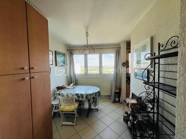 Vannes Centre – T3 de 73 m² au dernier étage avec balcon, parking, cave et garage

Idéalement situé au cœur de Vannes, découvrez ce bel appartement traversant de 73 m², situé au dernier étage d’une résidence sécurisée.

L’appartement offre une belle luminosité grâce à sa double exposition et comprend un agréable séjour ouvrant sur un balcon exposé ouest, deux chambres, une cuisine, une salle de bains ainsi que des WC indépendants.

Vous apprécierez ses nombreux atouts : résidence sécurisée, appartement traversant, dernier étage, balcon orienté ouest, place de parking privative, cave et box fermé.

Un bien complet, alliant confort, luminosité et emplacement privilégié, à proximité immédiate des commerces, des transports et de toutes les commodités du centre-ville.