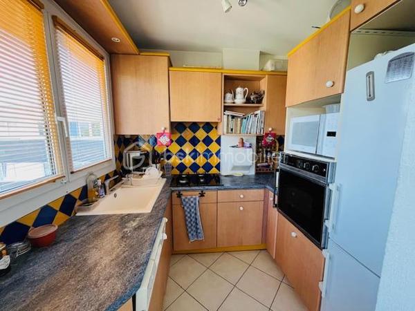 Vannes Centre – T3 de 73 m² au dernier étage avec balcon, parking, cave et garage

Idéalement situé au cœur de Vannes, découvrez ce bel appartement traversant de 73 m², situé au dernier étage d’une résidence sécurisée.

L’appartement offre une belle luminosité grâce à sa double exposition et comprend un agréable séjour ouvrant sur un balcon exposé ouest, deux chambres, une cuisine, une salle de bains ainsi que des WC indépendants.

Vous apprécierez ses nombreux atouts : résidence sécurisée, appartement traversant, dernier étage, balcon orienté ouest, place de parking privative, cave et box fermé.

Un bien complet, alliant confort, luminosité et emplacement privilégié, à proximité immédiate des commerces, des transports et de toutes les commodités du centre-ville.