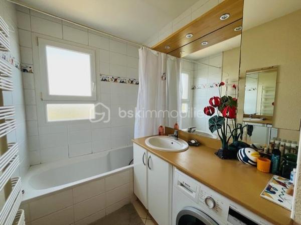 Vannes Centre – T3 de 73 m² au dernier étage avec balcon, parking, cave et garage

Idéalement situé au cœur de Vannes, découvrez ce bel appartement traversant de 73 m², situé au dernier étage d’une résidence sécurisée.

L’appartement offre une belle luminosité grâce à sa double exposition et comprend un agréable séjour ouvrant sur un balcon exposé ouest, deux chambres, une cuisine, une salle de bains ainsi que des WC indépendants.

Vous apprécierez ses nombreux atouts : résidence sécurisée, appartement traversant, dernier étage, balcon orienté ouest, place de parking privative, cave et box fermé.

Un bien complet, alliant confort, luminosité et emplacement privilégié, à proximité immédiate des commerces, des transports et de toutes les commodités du centre-ville.