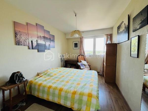 Vannes Centre – T3 de 73 m² au dernier étage avec balcon, parking, cave et garage

Idéalement situé au cœur de Vannes, découvrez ce bel appartement traversant de 73 m², situé au dernier étage d’une résidence sécurisée.

L’appartement offre une belle luminosité grâce à sa double exposition et comprend un agréable séjour ouvrant sur un balcon exposé ouest, deux chambres, une cuisine, une salle de bains ainsi que des WC indépendants.

Vous apprécierez ses nombreux atouts : résidence sécurisée, appartement traversant, dernier étage, balcon orienté ouest, place de parking privative, cave et box fermé.

Un bien complet, alliant confort, luminosité et emplacement privilégié, à proximité immédiate des commerces, des transports et de toutes les commodités du centre-ville.