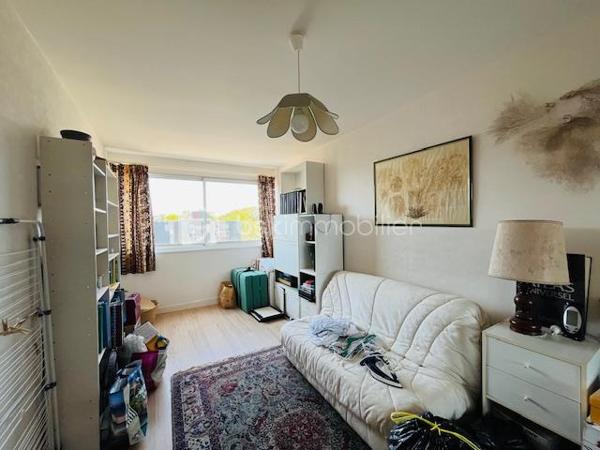 Vannes Centre – T3 de 73 m² au dernier étage avec balcon, parking, cave et garage

Idéalement situé au cœur de Vannes, découvrez ce bel appartement traversant de 73 m², situé au dernier étage d’une résidence sécurisée.

L’appartement offre une belle luminosité grâce à sa double exposition et comprend un agréable séjour ouvrant sur un balcon exposé ouest, deux chambres, une cuisine, une salle de bains ainsi que des WC indépendants.

Vous apprécierez ses nombreux atouts : résidence sécurisée, appartement traversant, dernier étage, balcon orienté ouest, place de parking privative, cave et box fermé.

Un bien complet, alliant confort, luminosité et emplacement privilégié, à proximité immédiate des commerces, des transports et de toutes les commodités du centre-ville.